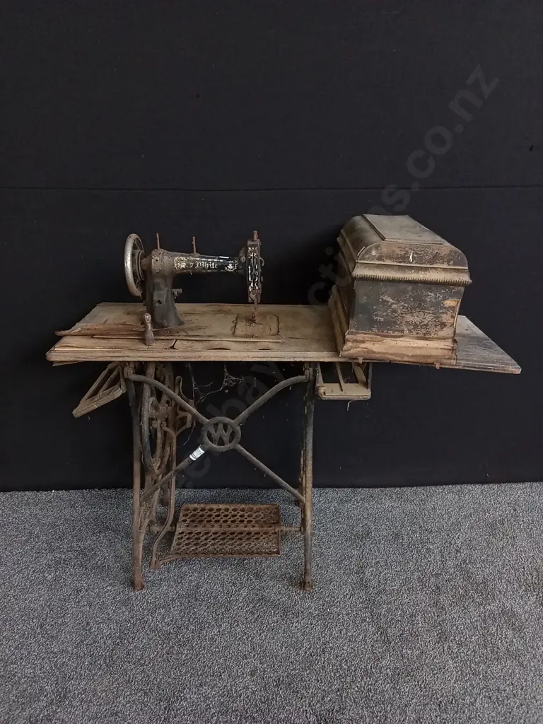 ANTIQUE WHITE SEWING MACHINE Image 1++