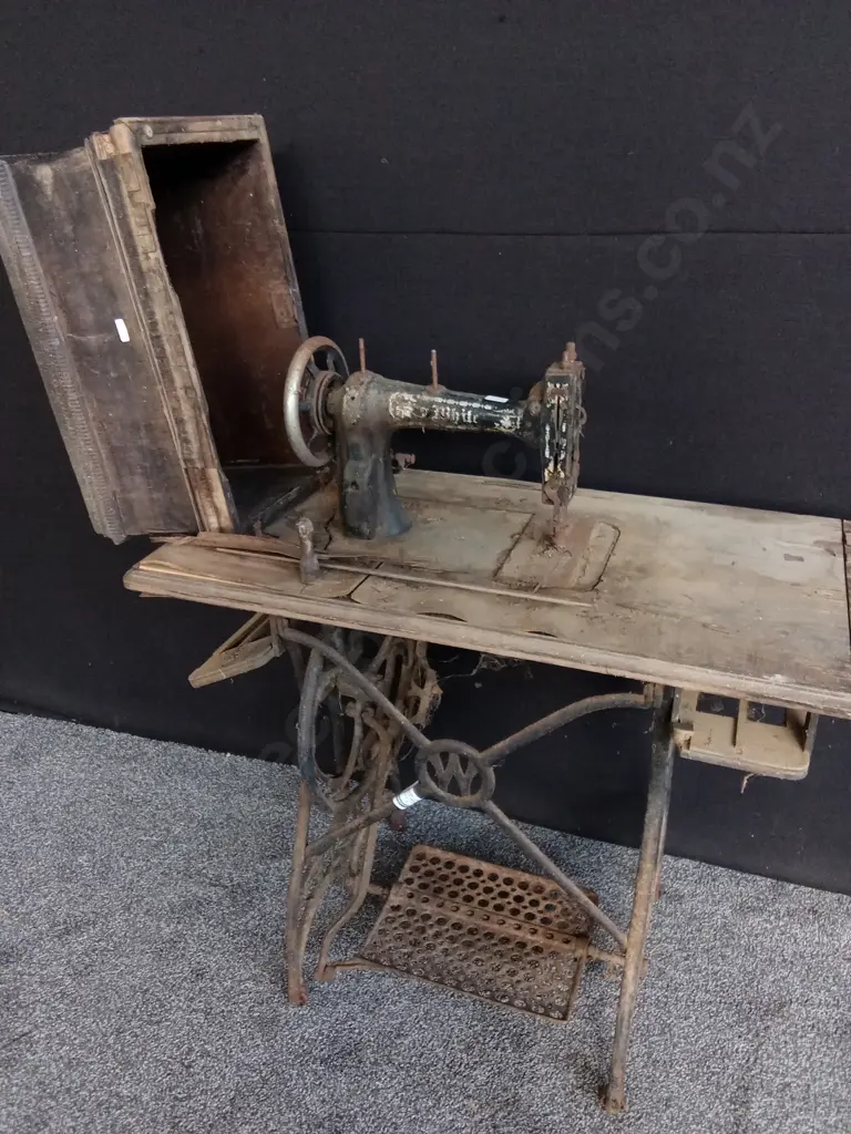 ANTIQUE WHITE SEWING MACHINE Image 1++