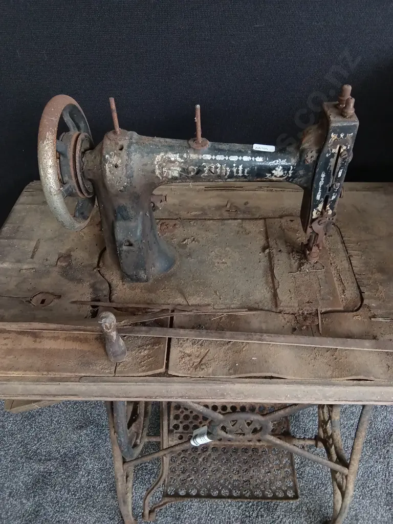 ANTIQUE WHITE SEWING MACHINE Image 1++