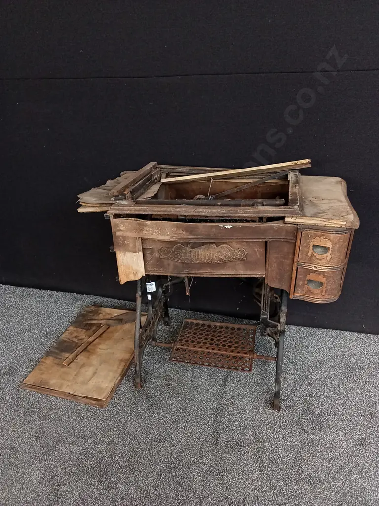 ANTIQUE WHITE TREADLE SEWING MACHINE Image 1++