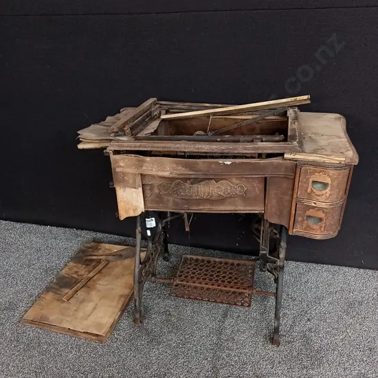 ANTIQUE WHITE TREADLE SEWING MACHINE