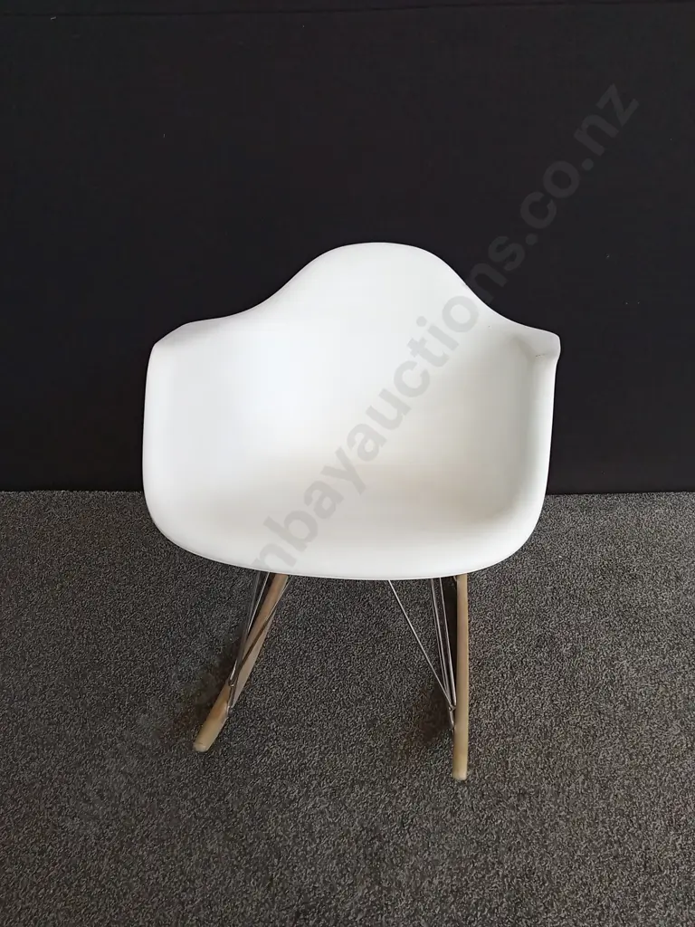 WHITE ROCKING CHAIR Image 1++