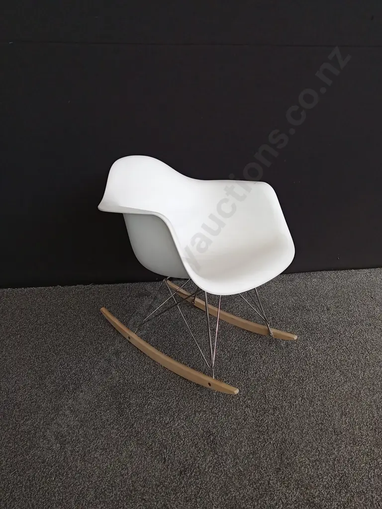 WHITE ROCKING CHAIR Image 1++