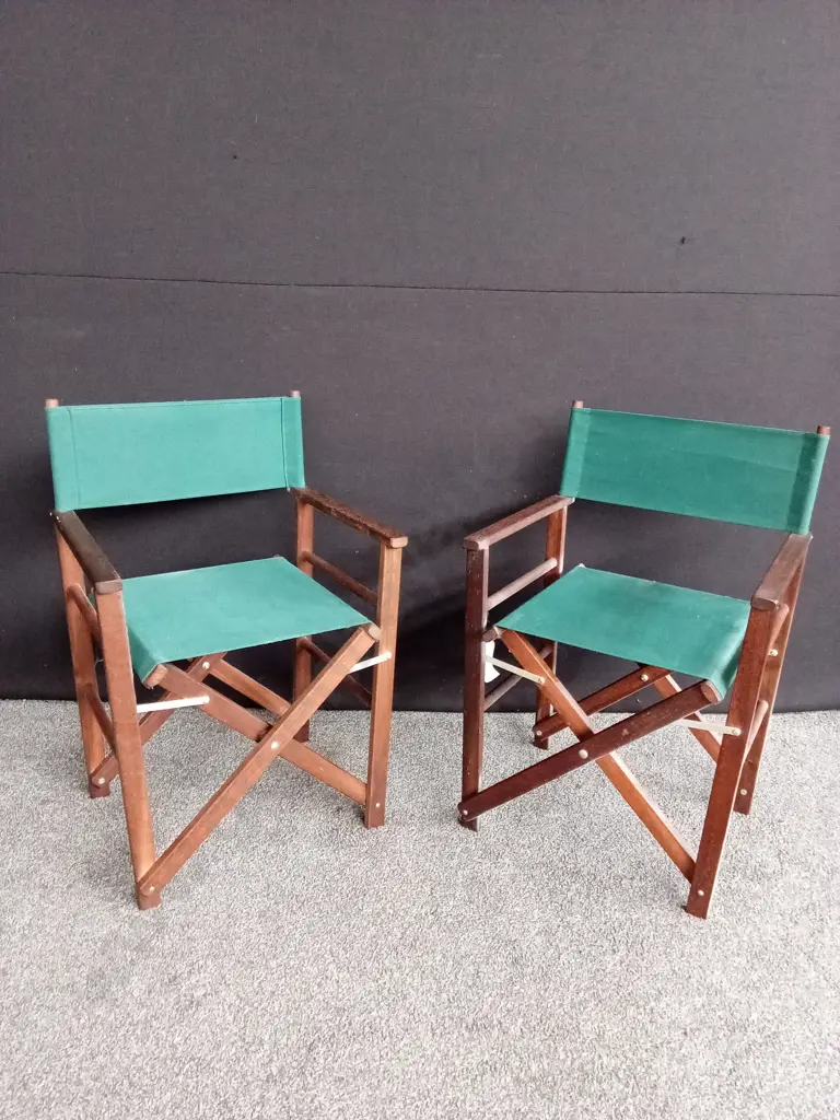 2 WOODEN GREEN FOLDABLE DIRECTORS CHAIRS Image 1++