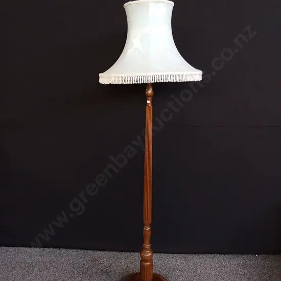 ANTIQUE LAMP AND FOAM LAMPSHADE WORKING