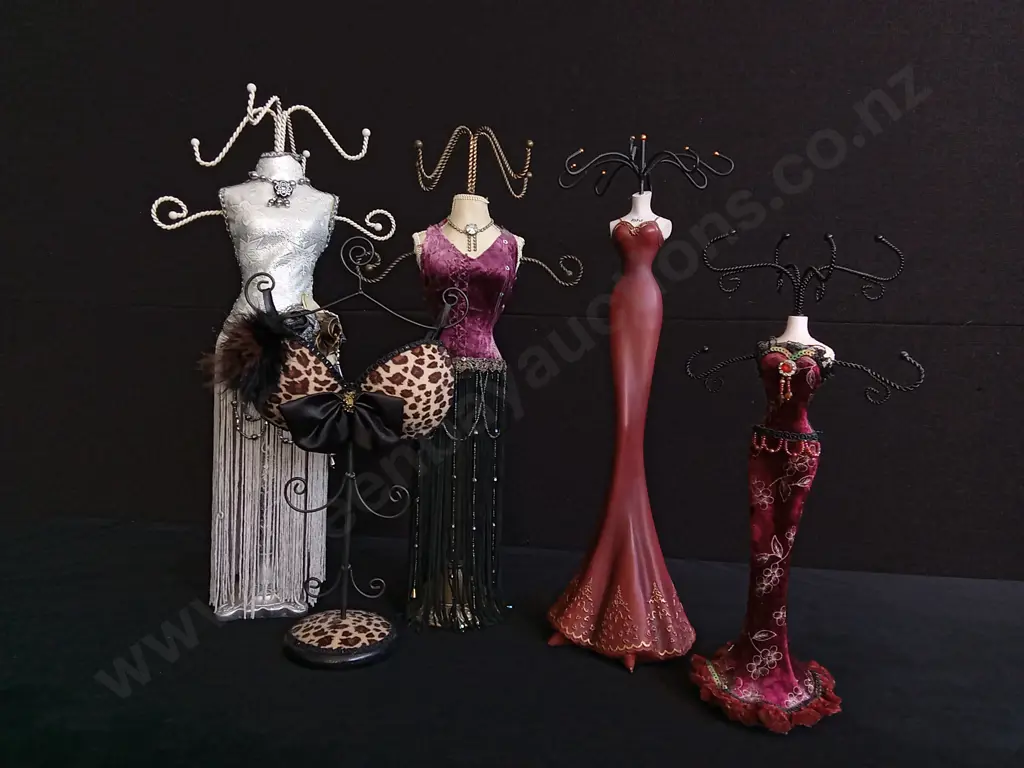 5 PIECES DECORATIVE JEWELLERY STANDS Image 1++