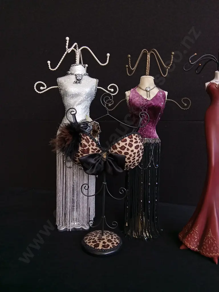 5 PIECES DECORATIVE JEWELLERY STANDS Image 1++