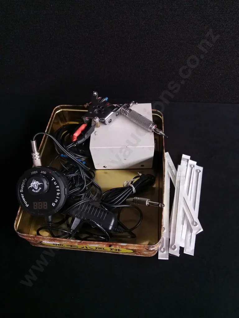 TUFFKING TATTOO POWER SUPPLY AND TRADITIONAL COIL TATTOO MACHINE, INCLUDES BRAND NEW NEEDLES Image 1++