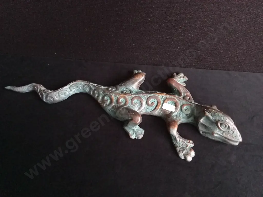 HAND CARVED WOODEN LIZARD DECOR Image 1++