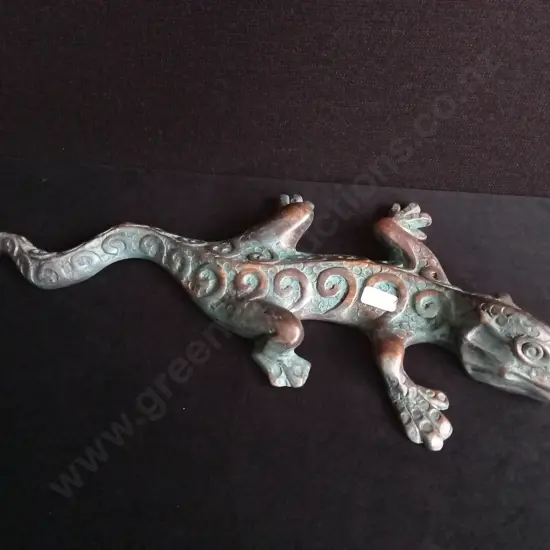 HAND CARVED WOODEN LIZARD DECOR