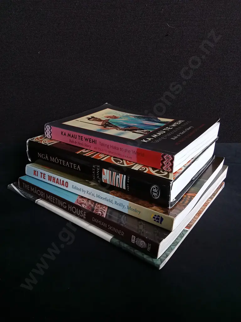 5 PIECES MAORI BOOKS Image 1++