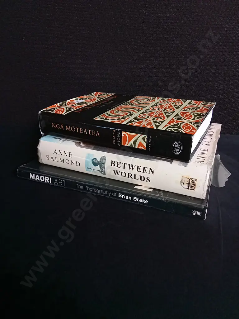 3 PIECES MAORI BOOKS Image 1++