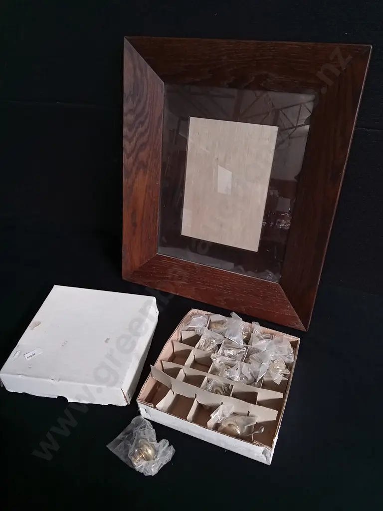 WOODEN PICTURE FRAME AND BOX OF SMALL BRASS DOOR KNOBS Image 1++