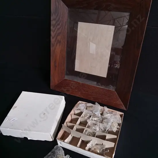 WOODEN PICTURE FRAME AND BOX OF SMALL BRASS DOOR KNOBS