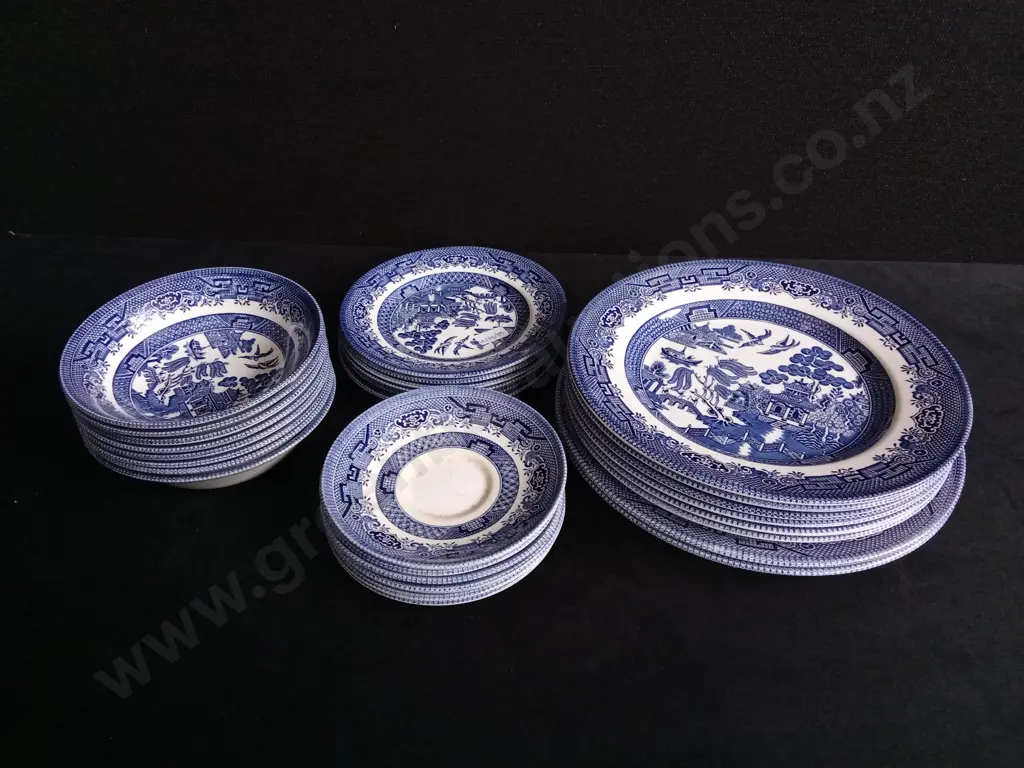 28 PIECES VINTAGE CHURCHILL BLUE WILLOW CHINA DINNER SET MADE IN ENGLAND Image 1++