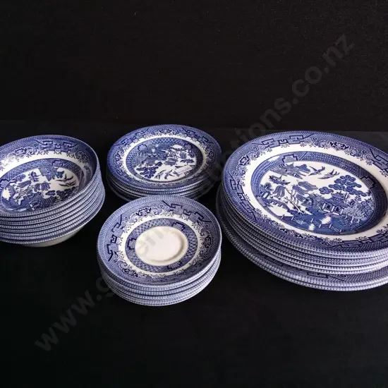 28 PIECES VINTAGE CHURCHILL BLUE WILLOW CHINA DINNER SET MADE IN ENGLAND
