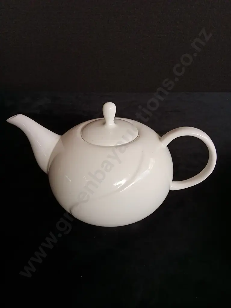 WHITE CERAMIC TEAPOT AND 4 TEACUPS Image 1++