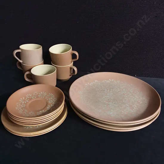 CROWN LYNN 16 PIECE "PALM SPRINGS" SET