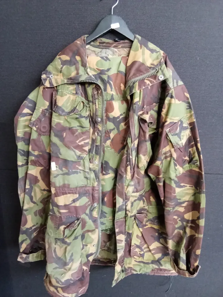 CAMOUFLAGE HOODED JACKET AND PANTS SIZE MEDIUM Image 1++