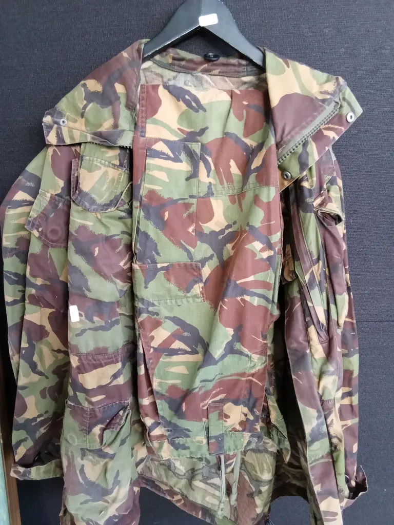 CAMOUFLAGE HOODED JACKET AND PANTS SIZE MEDIUM Image 1++