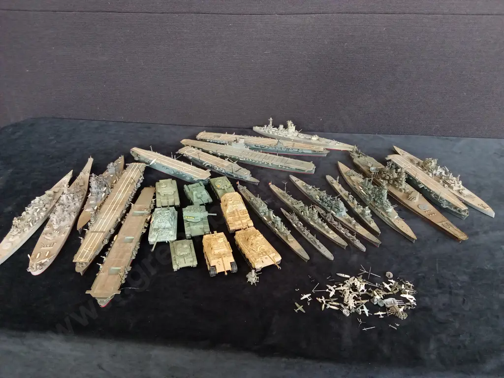 COLLECTION OF VINTAGE NAVAL MODELS AND TANKS Image 1++