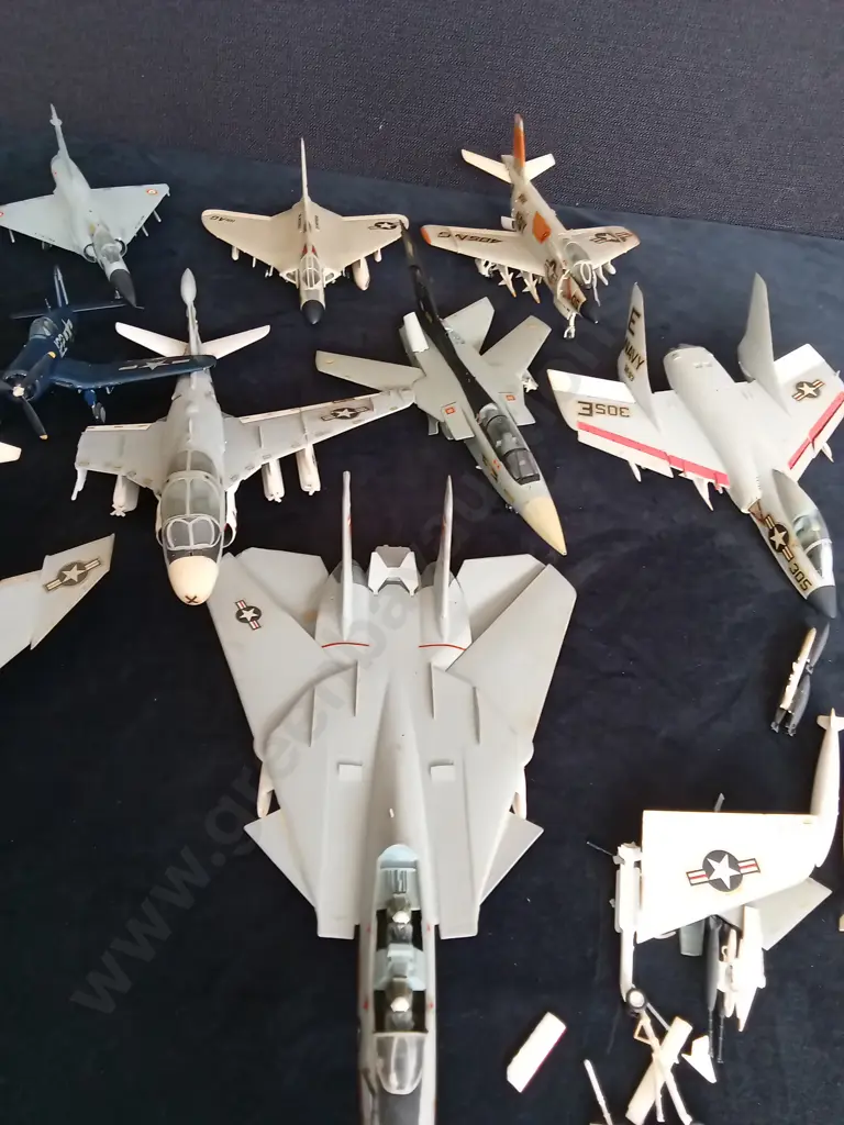 COLLECTION OF VINTAGE AIRCRAFT MODELS Image 1++