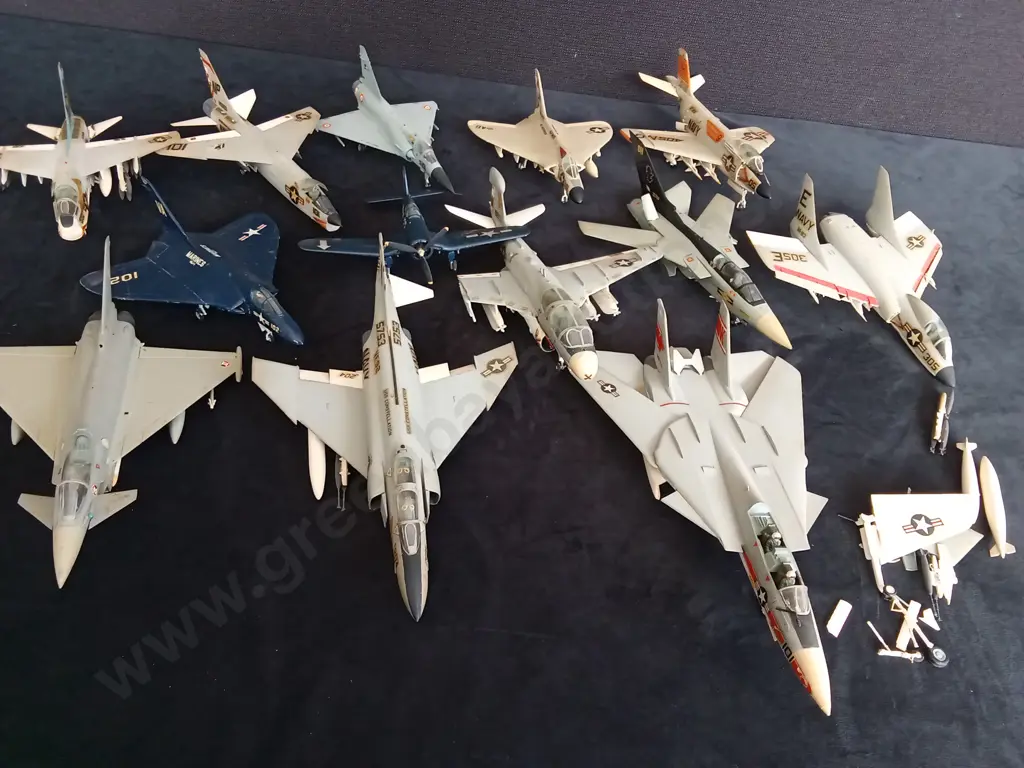 COLLECTION OF VINTAGE AIRCRAFT MODELS Image 1++