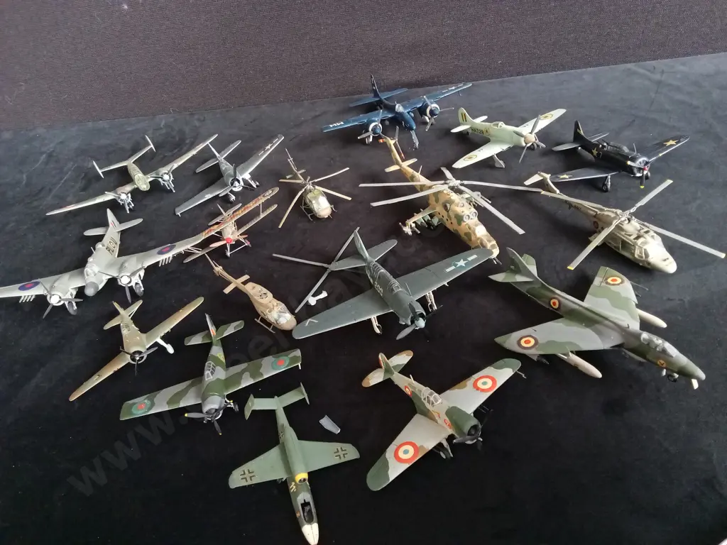 COLLECTION OF VINTAGE AIRCRAFT MODELS Image 1++