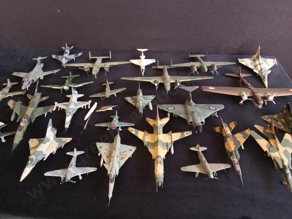 COLLECTION OF VINTAGE AIRCRAFT MODELS Image 1++