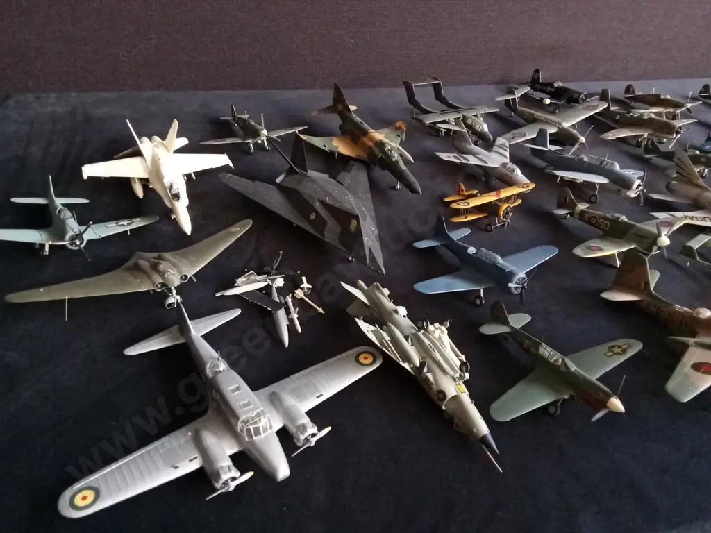 COLLECTION OF VINTAGE MODEL AIRCRAFTS Image 1++