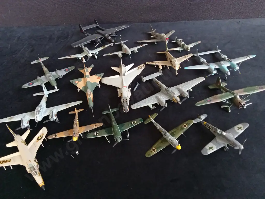 COLLECTION OF VINTAGE AIRCRAFT MODELS Image 1++