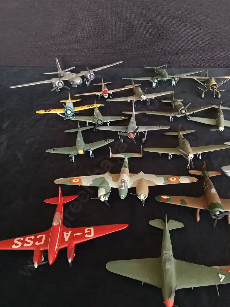 COLLECTION OF VINTAGE AIRCRAFT MODELS Image 1++