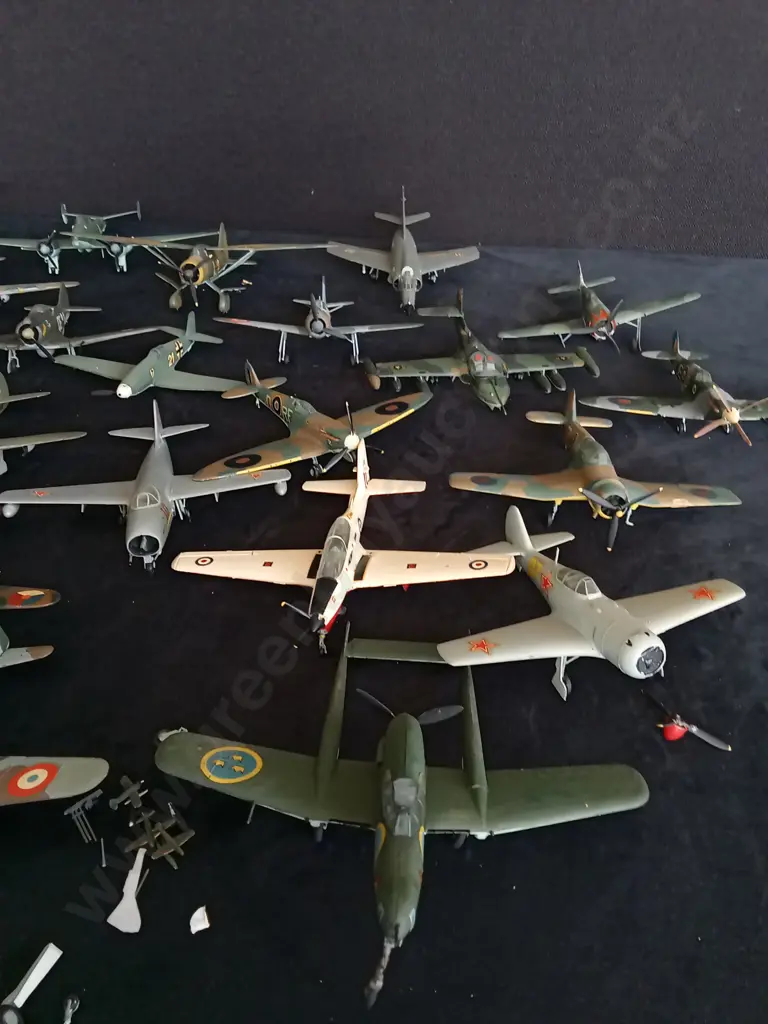 COLLECTION OF VINTAGE AIRCRAFT MODELS Image 1++