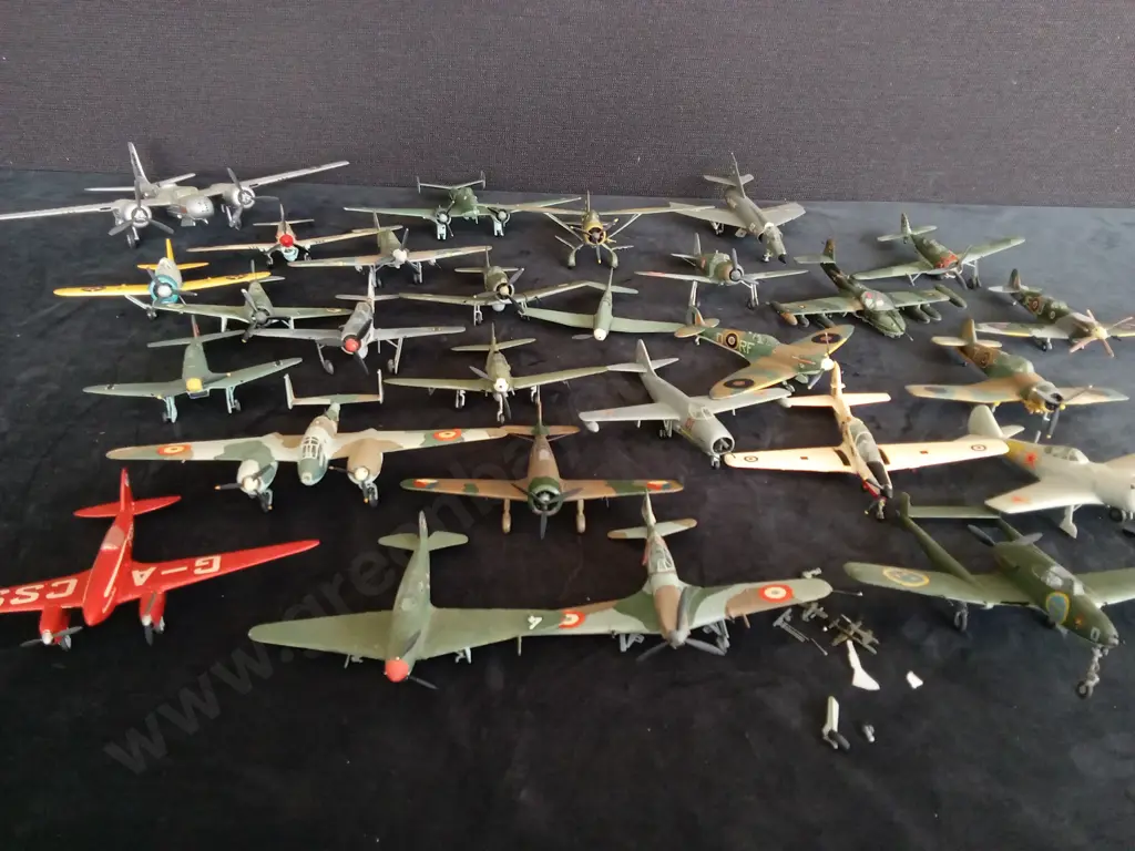 COLLECTION OF VINTAGE AIRCRAFT MODELS Image 1++