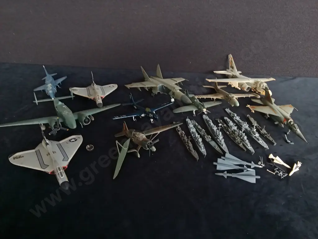 COLLECTION OF VINTAGE AIRCRAFT MODELS AND NAVAL MODELS Image 1++