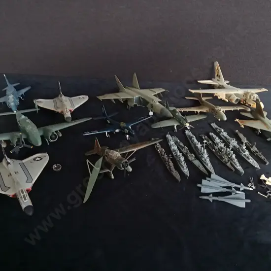 COLLECTION OF VINTAGE AIRCRAFT MODELS AND NAVAL MODELS