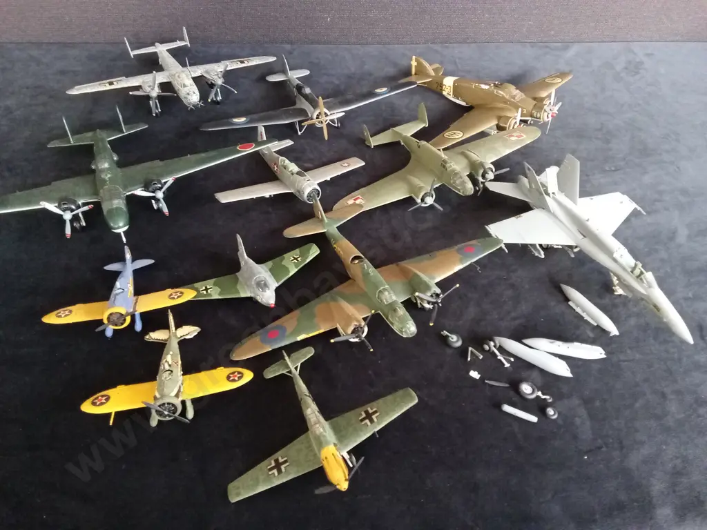 COLLECTION OF VINTAGE AIRCRAFT MODELS Image 1++