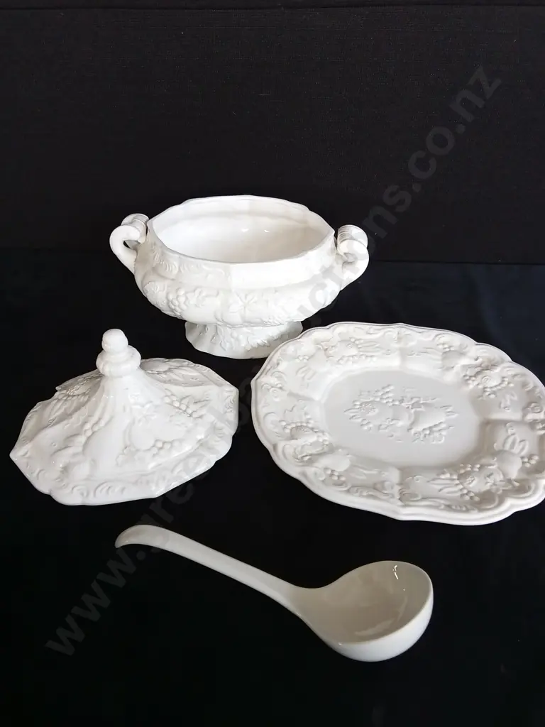 VINTAGE PORCELAIN SOUP TUREEN Image 1++