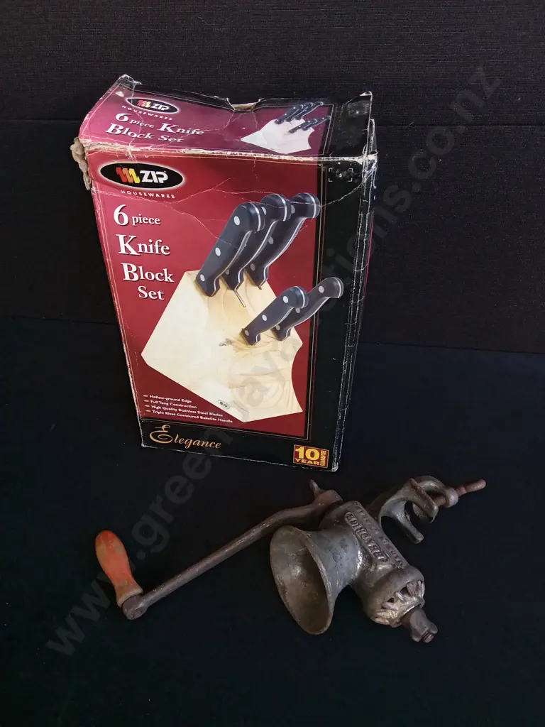 VINTAGE MEAT GRIDNDER AND KNIFE BLOCK SET Image 1++