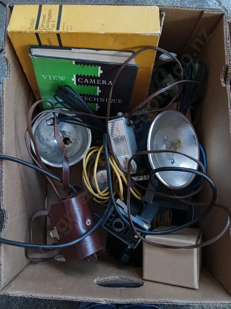 BOX OF VINTAGE PHOTOGRAPHY EQUIPMENT Image 1++