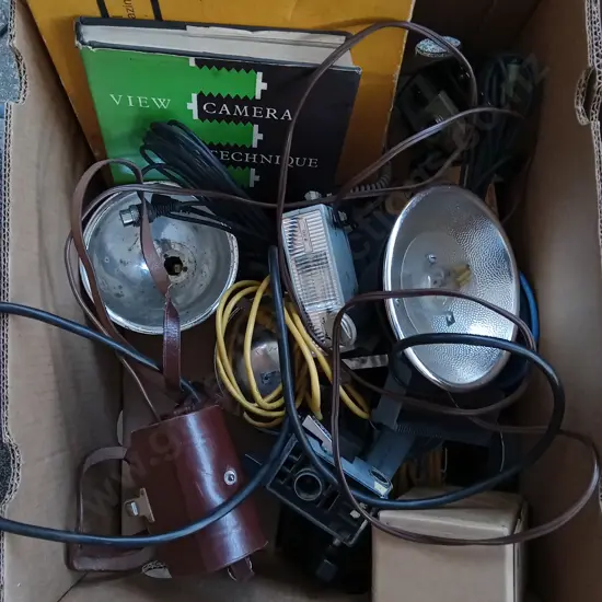BOX OF VINTAGE PHOTOGRAPHY EQUIPMENT