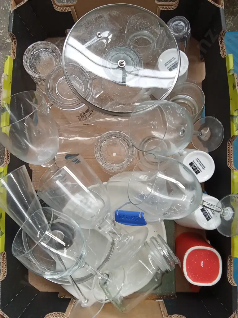 BOX OF GLASSES AND OTHER ITEMS Image 1++
