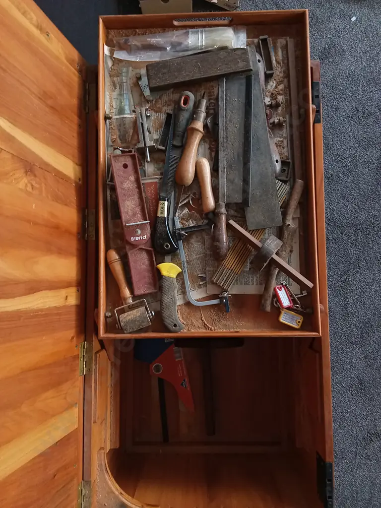ANTIQUE BLANKET CHEST INCLUDING CONTENTS H 87 CM X W 96 CM X D 50CM Image 1++