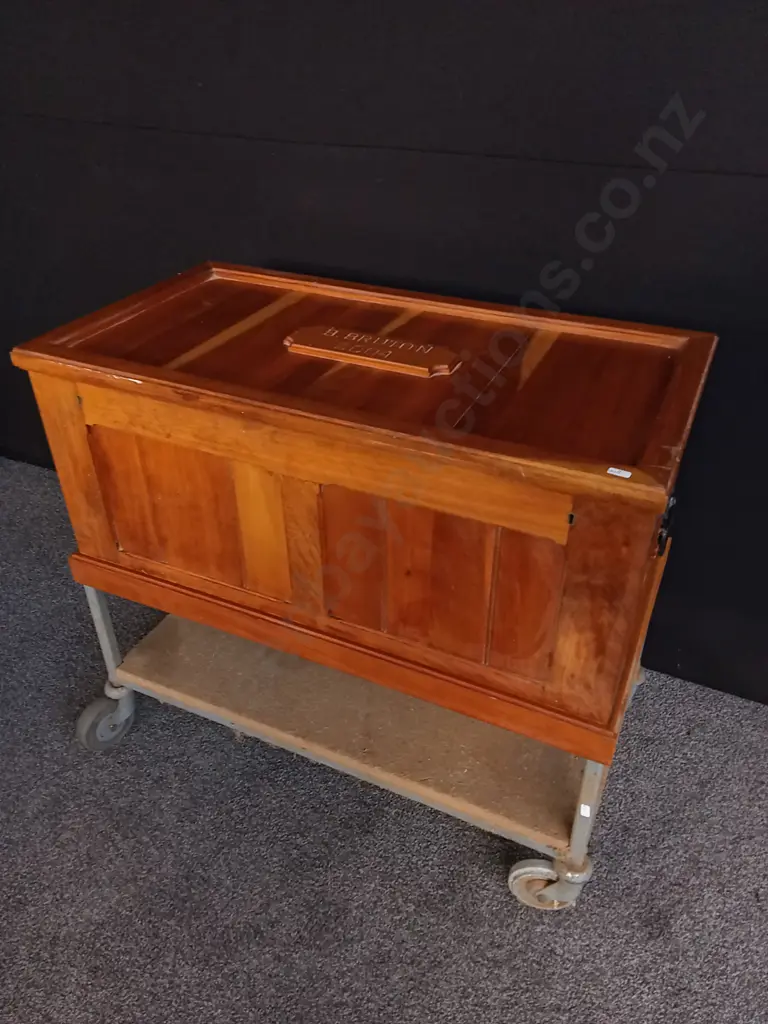 ANTIQUE BLANKET CHEST INCLUDING CONTENTS H 87 CM X W 96 CM X D 50CM Image 1++