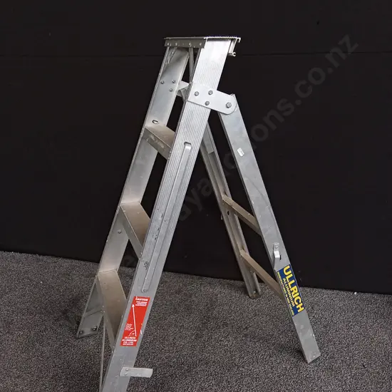 ULLRICH ALUMINIUM STEP LADDER