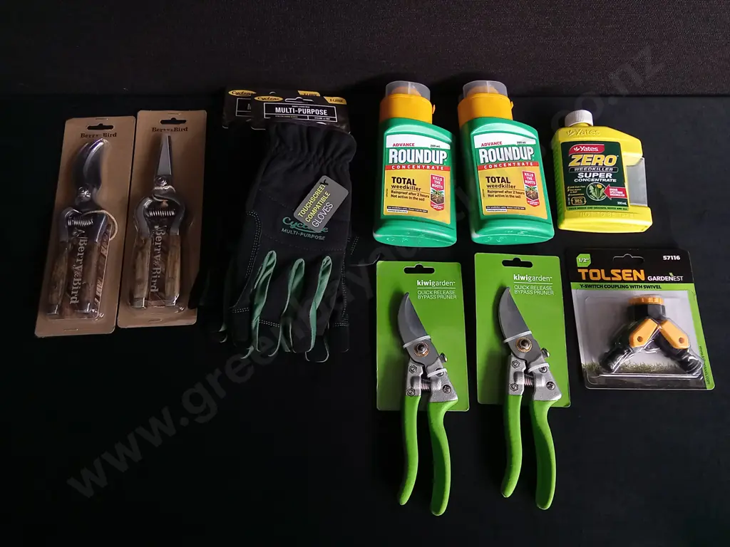 10 PIECES BRAND NEW GARDENING ITEMS Image 1++