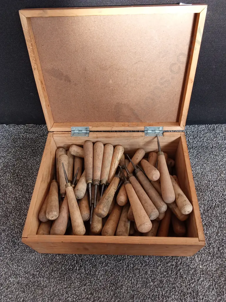 BOX OF WOODEN HANDLED MADEL MAKERS TAPS Image 1++