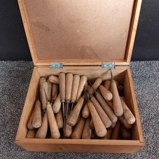 BOX OF WOODEN HANDLED MADEL MAKERS TAPS