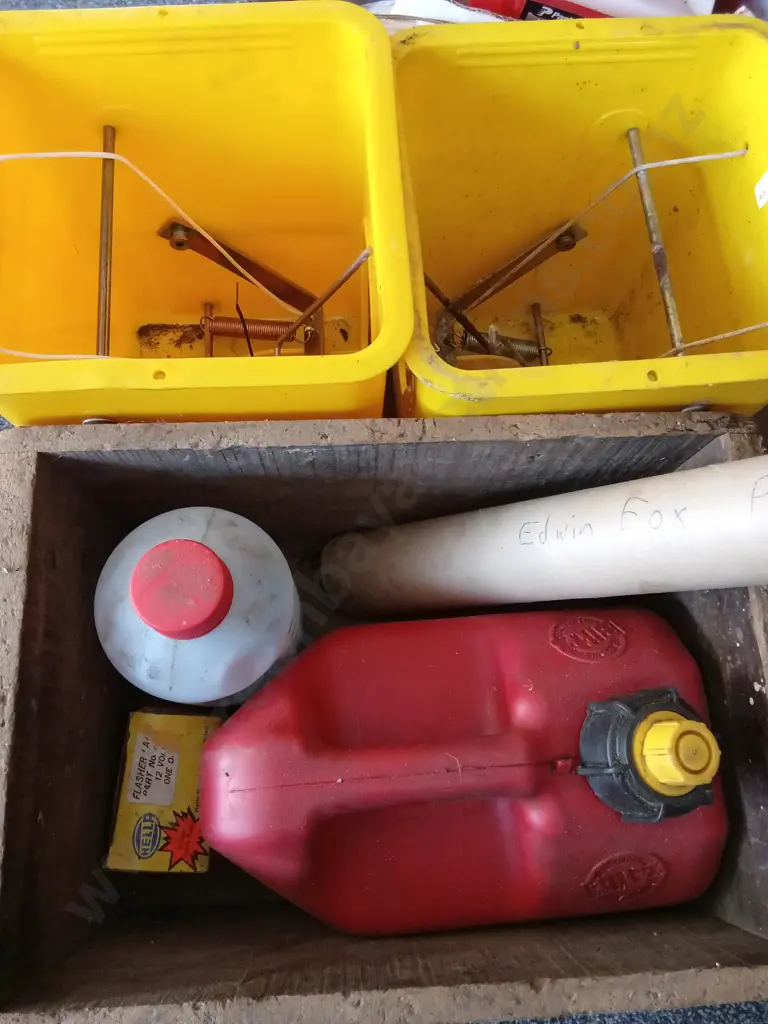 2 POSSUM TRAPS AND A BOX OF ITEMS Image 1++