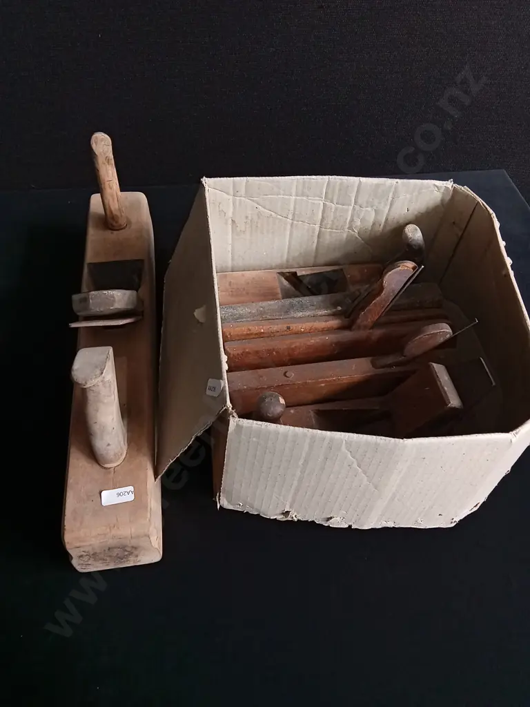 COLLECTION OF ANTIQUE WOODEN HAND PLANES Image 1++